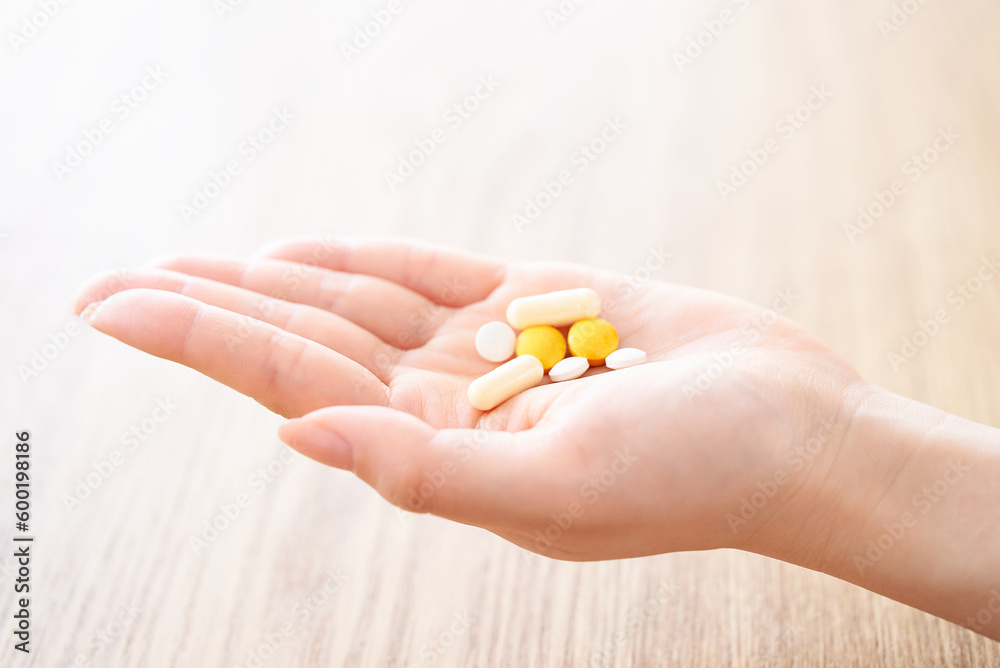 薬を持つ女性の手元 薬を持つ女性の手元
