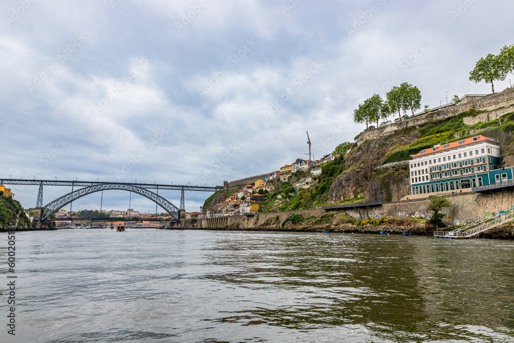 Fototapeta premium Le Pont Dom-Luís I vu depuis un Rabelos à Porto