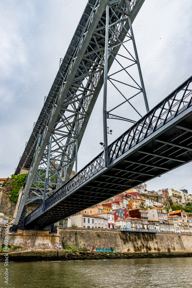 Vue sur Ribeira depuis un Rabelos à Porto Vue sur Ribeira depuis un Rabelos à Porto