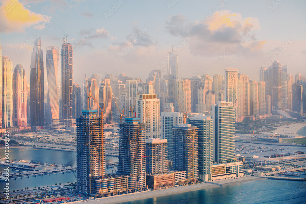 Obraz premium Dubai Marina skyscrapers view at golden sunset with beautiful reflection in water. Dubai, UAE.