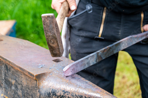 marteau sur une enclume travail du métal