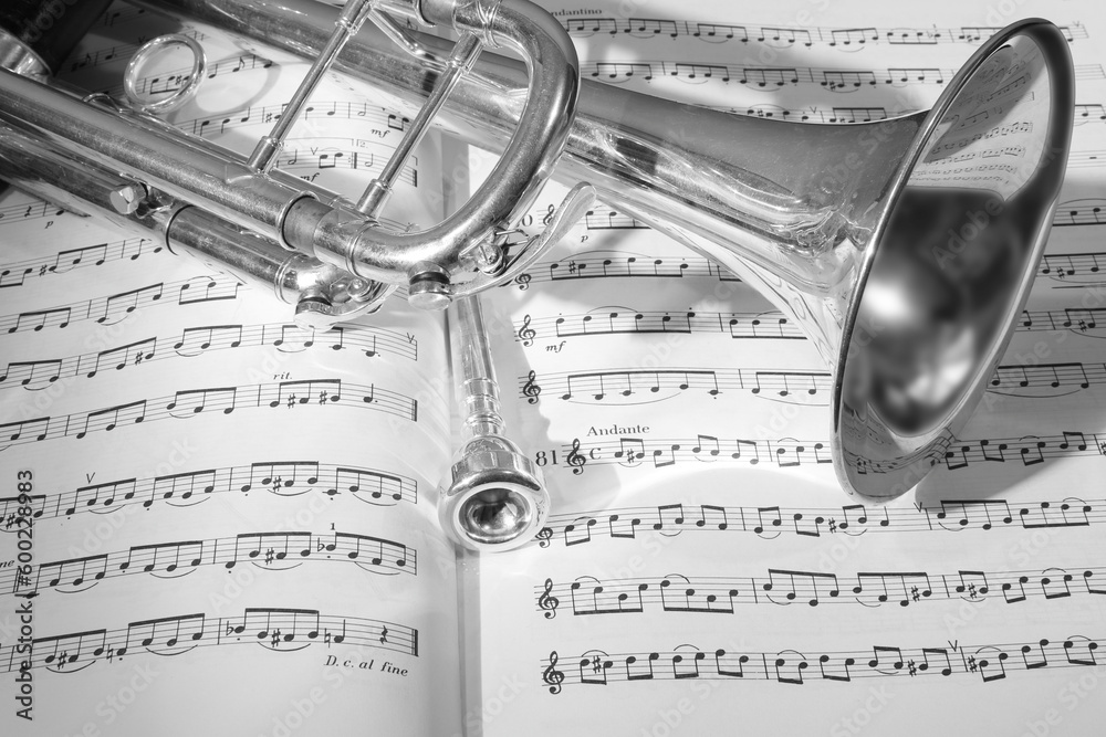 Obraz premium A view of the musical instrument which is the trumpet against the background of the sheet music