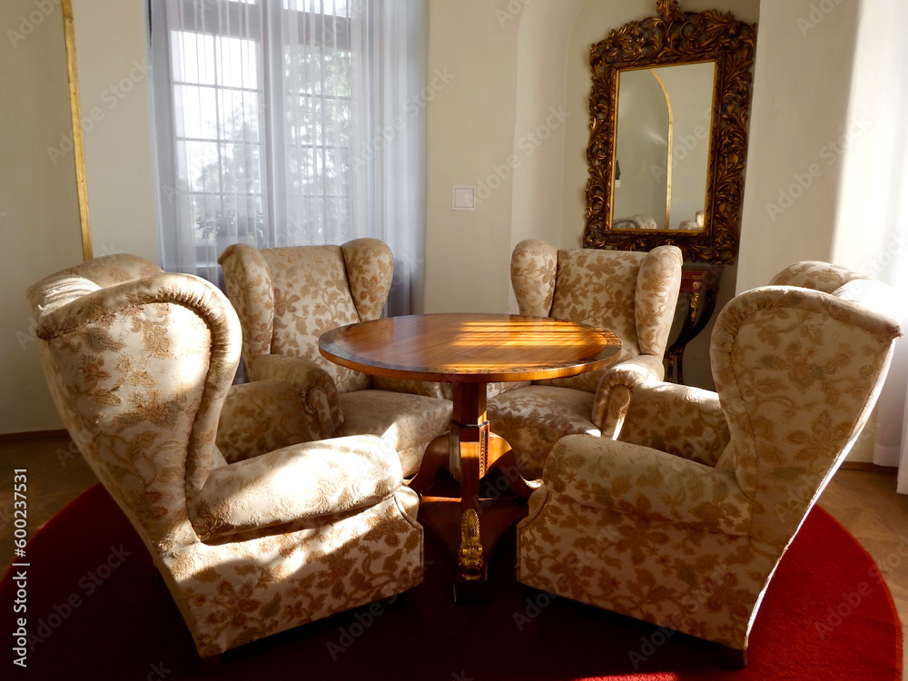 Obraz na płótnie fotele i okrągły stół, fotele klasyczne, fotele pałacowe, vintage fotele beżowe, armchairs and round table, classic armchairs, palace armchairs, vintage armchair
 w salonie