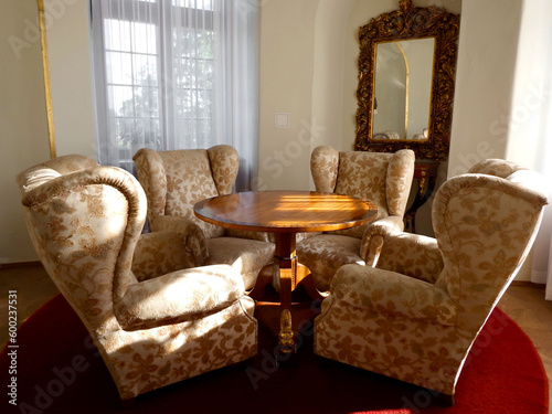 fotele i okrągły stół, fotele klasyczne, fotele pałacowe, vintage fotele beżowe, armchairs and round table, classic armchairs, palace armchairs, vintage armchair
