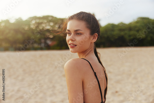 Murais de parede smile woman vacation beach summer ocean lifestyle sunset sea enjoyment sand