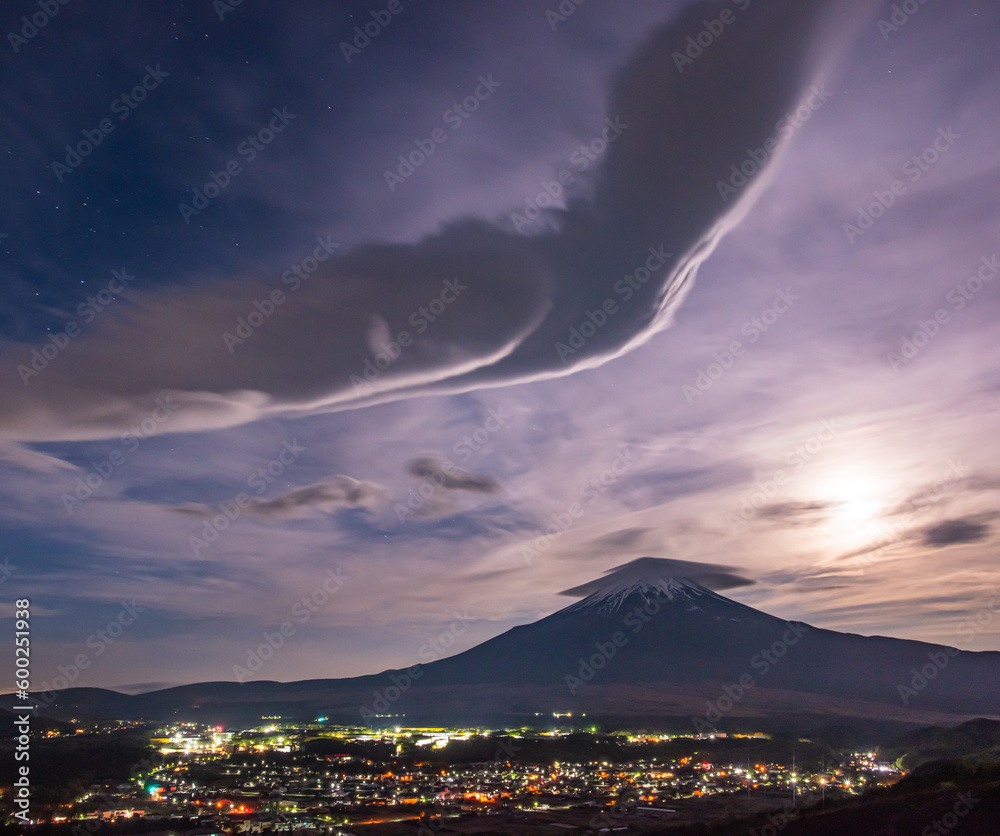 月夜の吊るし雲と富士山