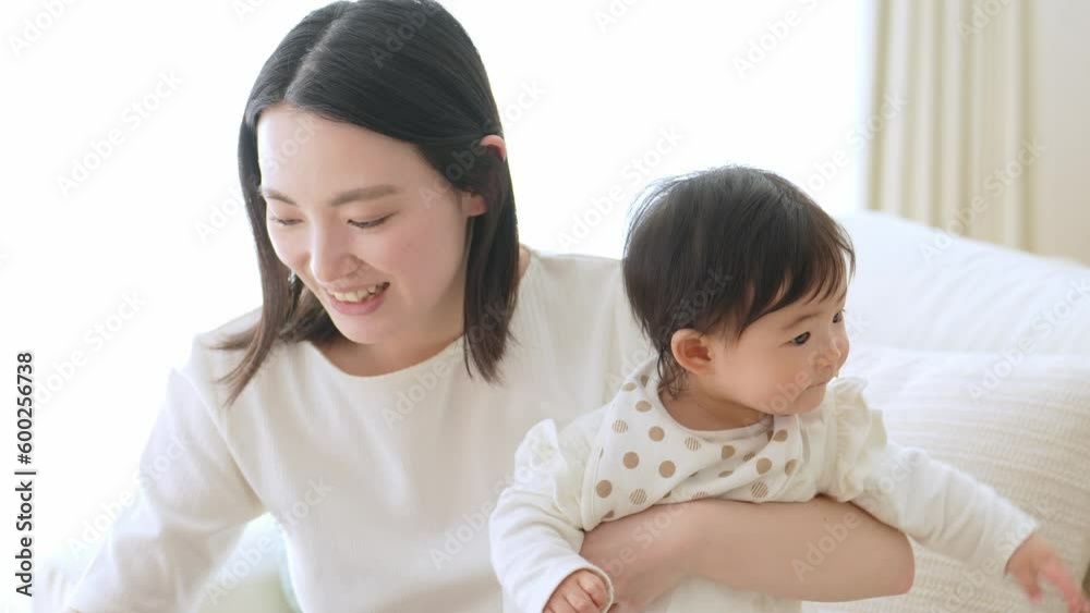 離乳食を食べる赤ちゃん 離乳食を食べる赤ちゃん
