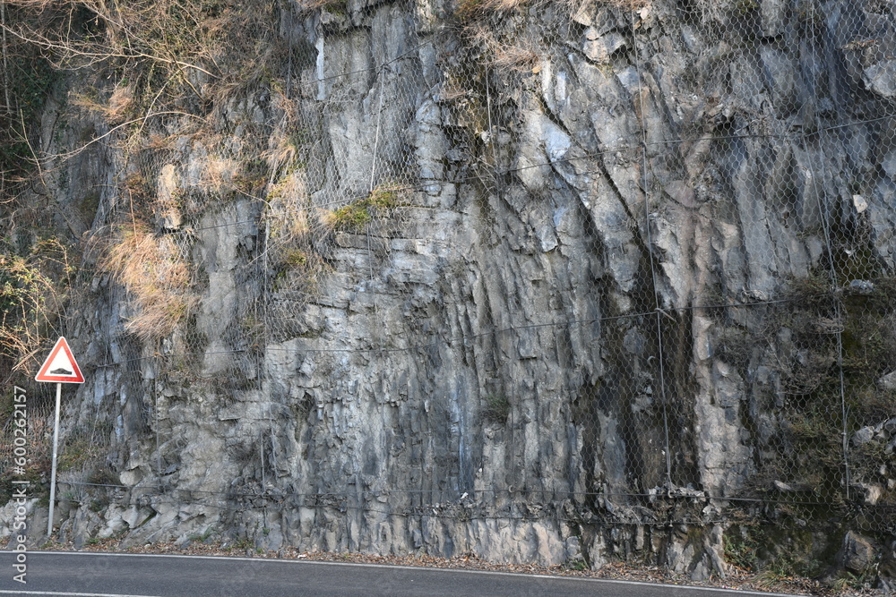 Piega geologica sul ciglio di una strada Stock Photo Adobe Stock