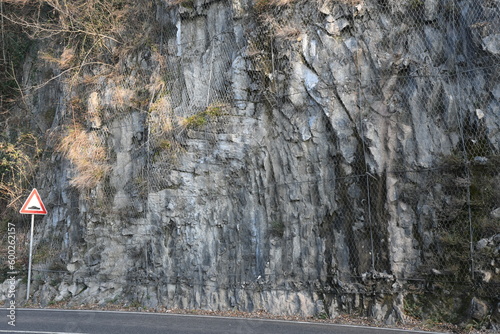 Piega geologica sul ciglio di una strada