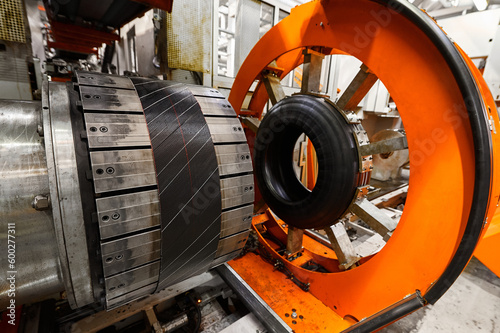 Rolling drum with rubber layers to form car tire at plant