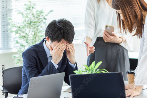 女性社員に責められる会社員