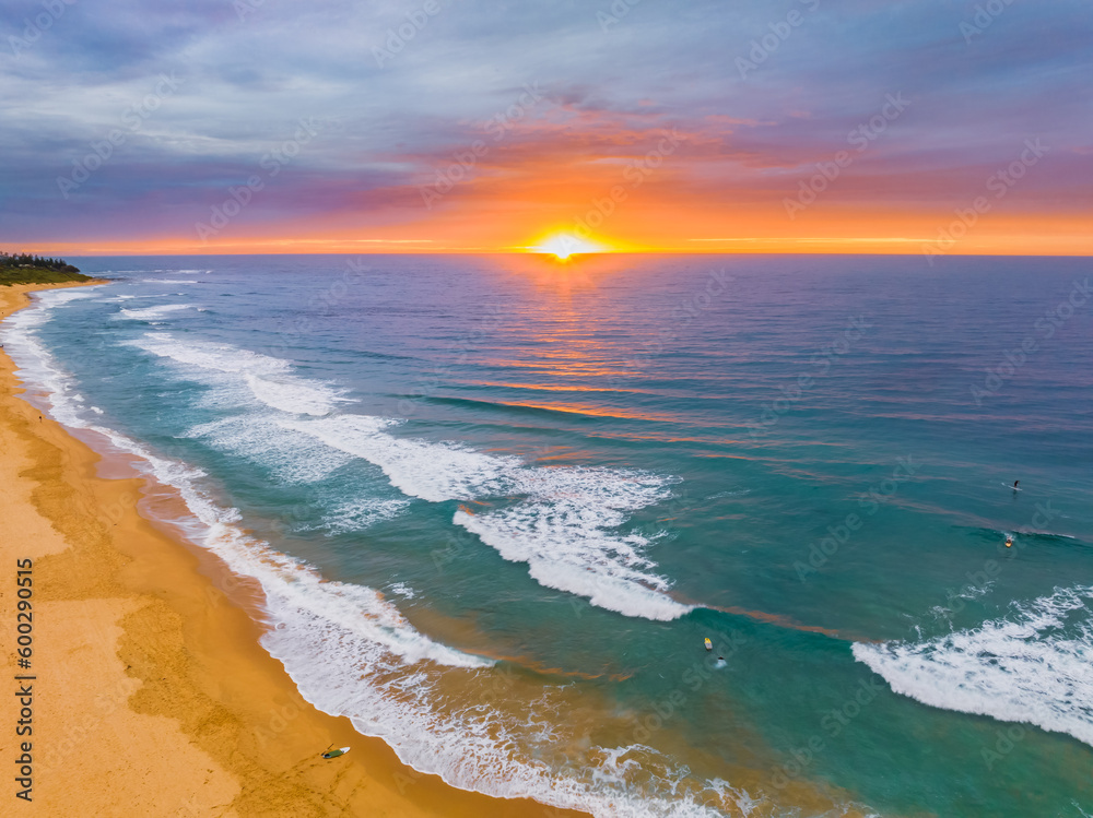 Obraz premium Aerial sunrise at the seaside with cloud cover