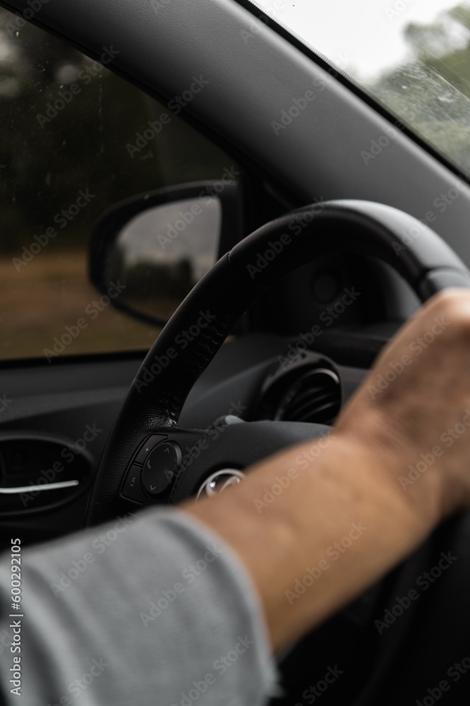 manos de mujer mayor manejando auto moderno en ruta primer plano de volante