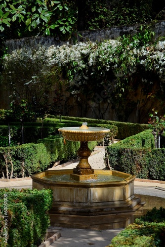 Parc typique d'Andalousie avec fontaine, Espagne, Europe 6