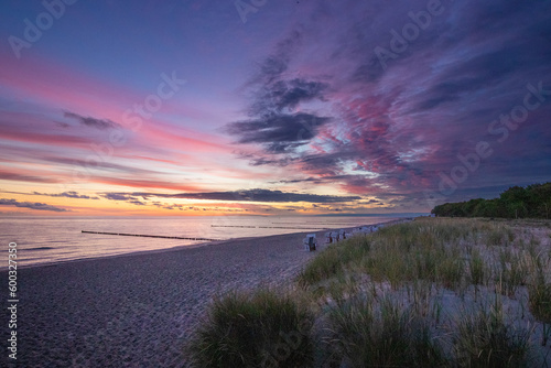 Sonnenaufgang am Strand mit intensiven Farben.