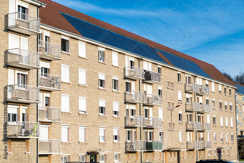 Immeubles hlm des années 60, logement social. Panneaux photovoltaiques sur le toit
