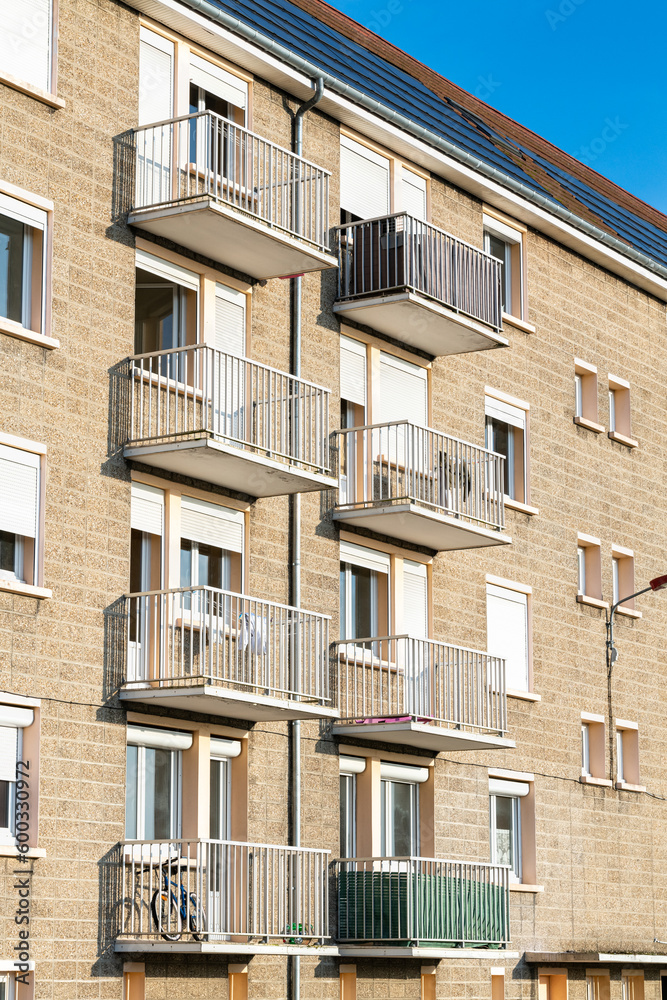 Obraz premium Immeubles hlm des années 70, logement social. Panneaux photovoltaiques sur le toit