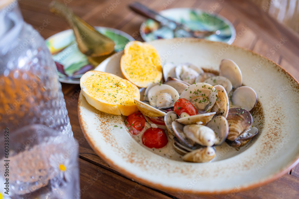 Spaghetti with clams cooked in cream sauce