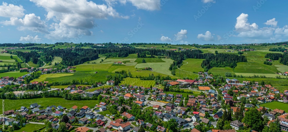 Obraz premium Ausblick auf Weiler im Allgäu aus der Luft