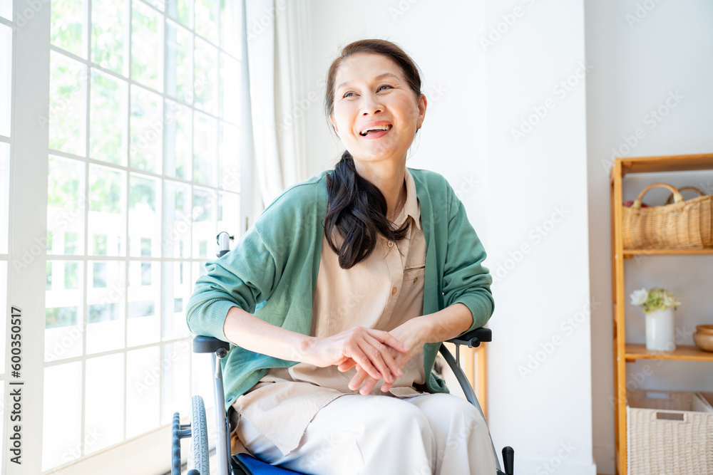 笑顔の車椅子に座ったミドルの日本人女性 笑顔の車椅子に座ったミドルの日本人女性