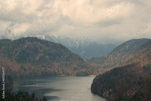 Widok na pi  kne alpejskie jezioro Alpsee