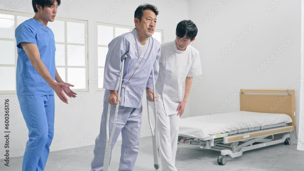 松葉杖を使ってリハビリする患者とケアスタッフ 松葉杖を使ってリハビリする患者とケアスタッフ
