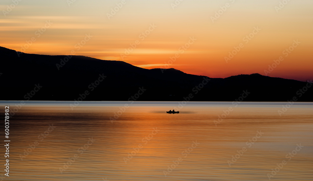 Krajobraz wodny, jezioro i zachód słońca