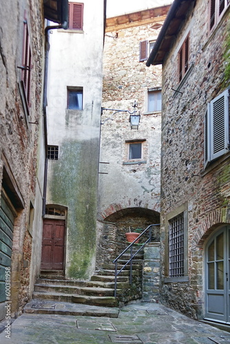 Fototapeta Naklejka Na Ścianę i Meble -  Glimpse of the medieval old town of Anghiari, Tuscany, Italy