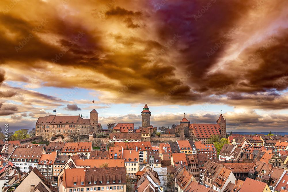 Obraz premium Die Kaiserburg Nürnberg mit dramatischen Himmel, ein Wahrzeichen der fränkischen Metropole im Norden Bayerns, Deutschland. Die Burg ist das touristische Highlight oberhalb der Altstadt