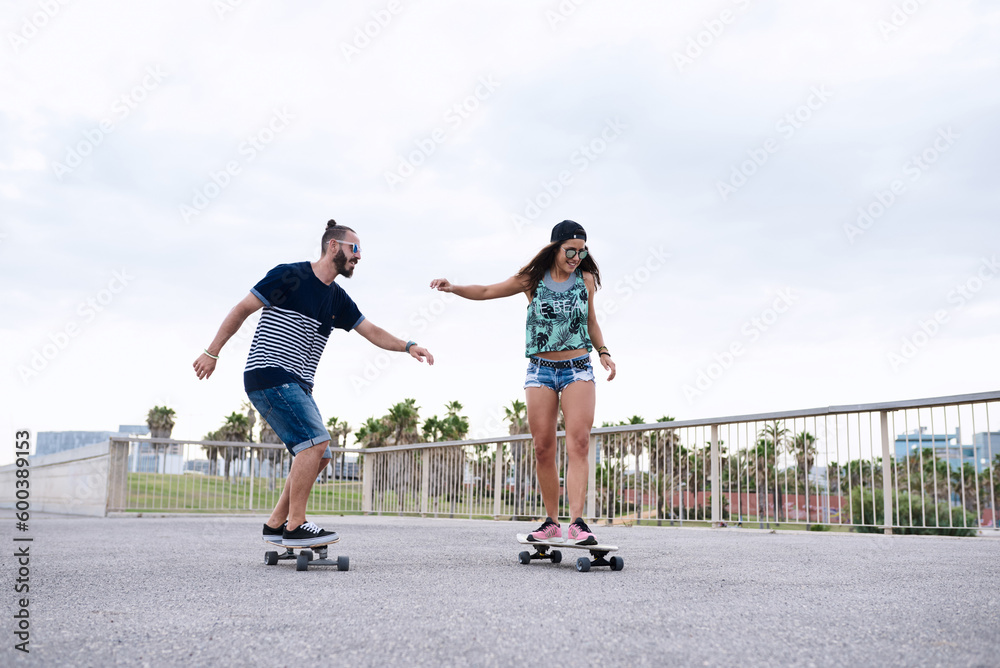 Obraz premium Couple of skaters in park