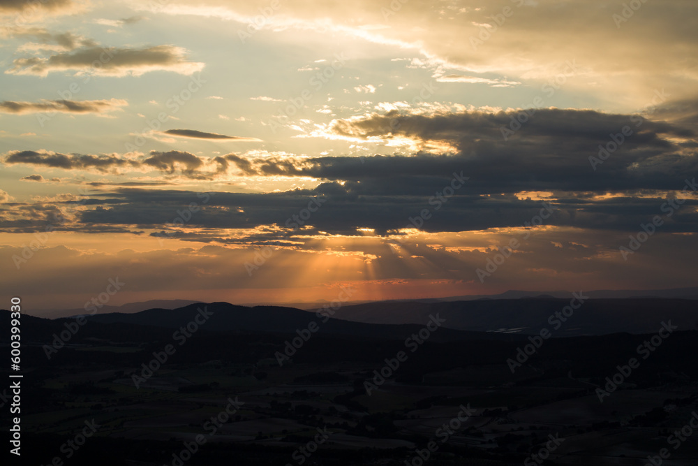 Paisaje con rayos de sol saliendo de las nubes en el parque nacional de la Fuente Roja, Alcoy, España