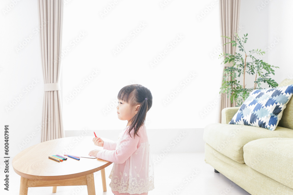 お絵かきをする子ども・教育イメージ お絵かきをする子ども・教育イメージ