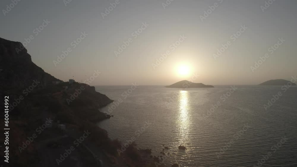 Drone vol au dessus d'un ilot sur la baie de Grèce dans le lever de soleil Drone vol au dessus d'un ilot sur la baie de Grèce dans le lever de soleil