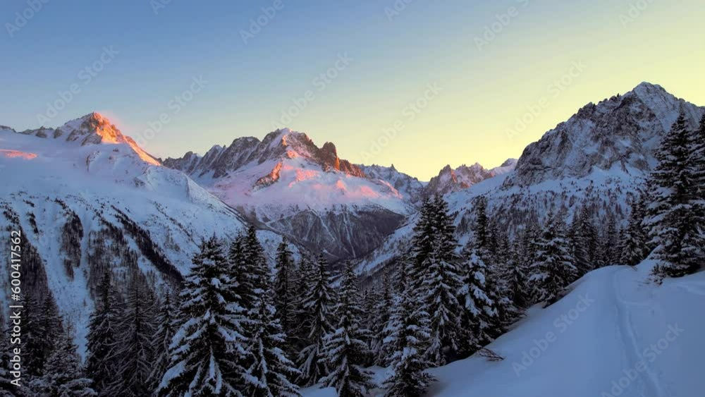 Vue aérienne par drone sur la vallée de Chamonix au coucher du soleil, Haute savoie, Rhône alpes, France