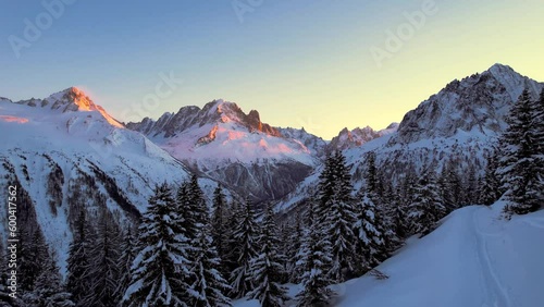 Vue aérienne par drone sur la vallée de Chamonix au coucher du soleil, Haute savoie, Rhône alpes, France
