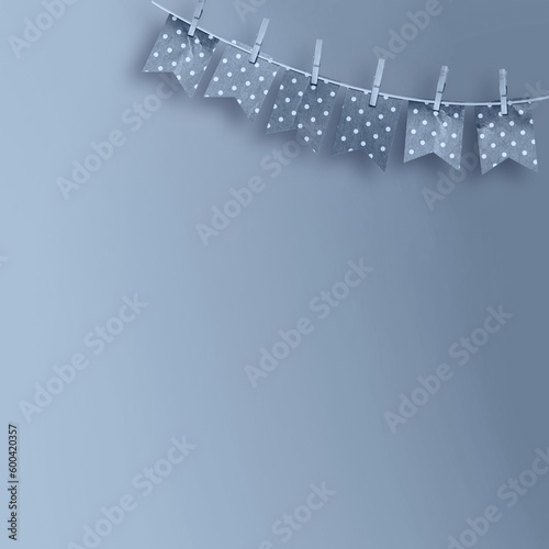 fond dégradé bleu et gris et drapeaux suspendus