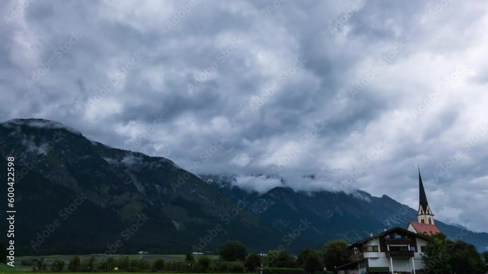 Zeitraffer von Gewitter Wolken mit Alpen in Hall in Tirol Österreich