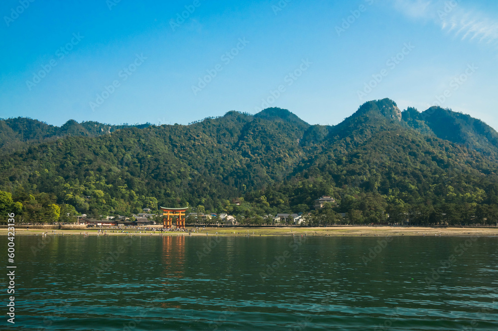 Obraz premium 広島 宮島へ向かうフェリーから眺めた厳島神社と豊かな自然