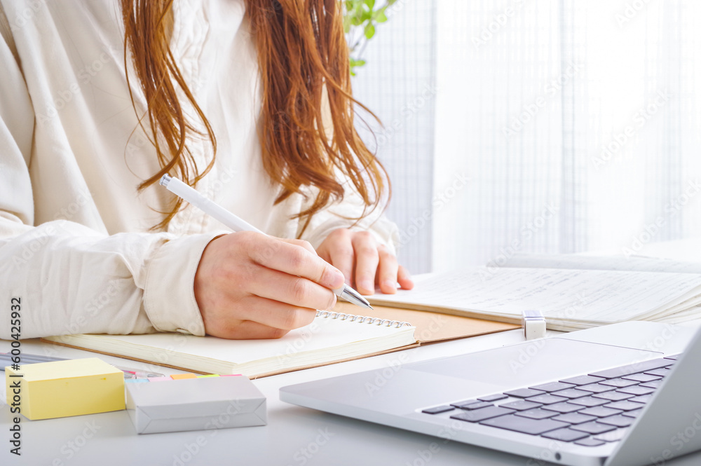 勉強をする大人の女性 Stock Photo | Adobe Stock