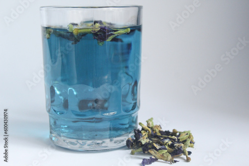 Dried butterfly pea flowers that have been brewed produce a blue drink