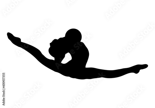 Gimnasta de gimnasia rítmica bailando con un balón sobre el pecho