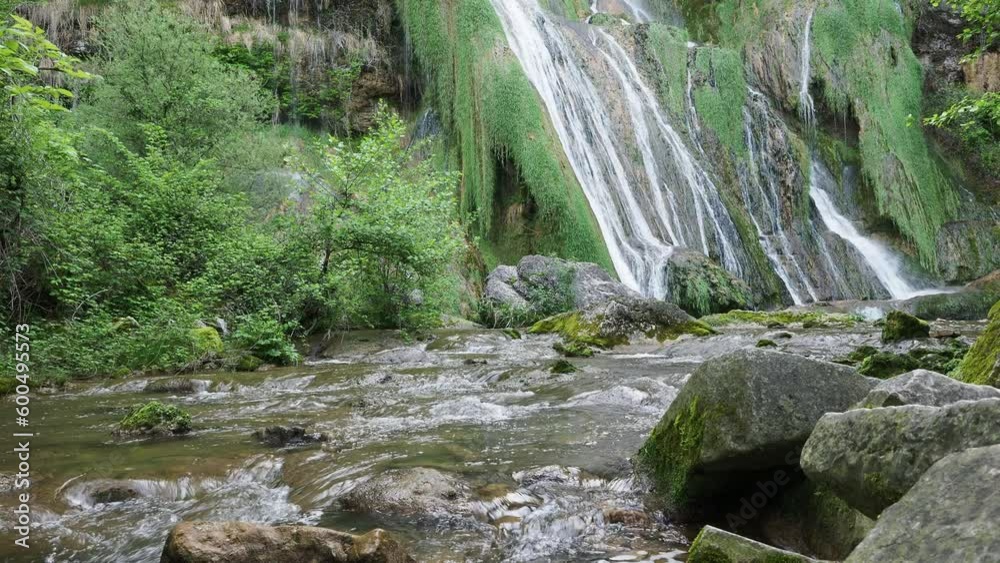 Close view of Glandieu Fall (