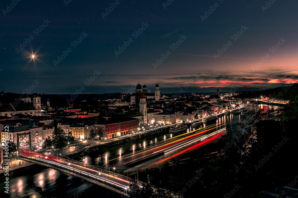Stadtlichter von Passau mit Sonnenuntergang und Mond