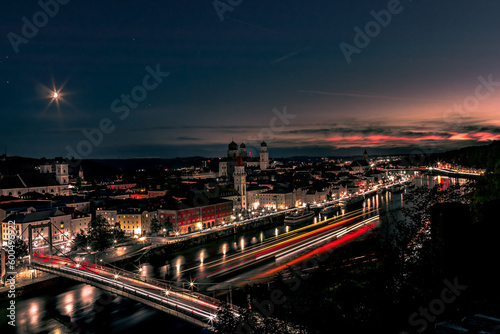 Stadtlichter von Passau mit Sonnenuntergang und Mond
