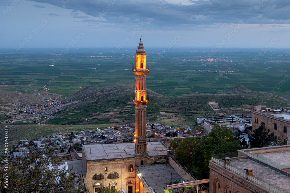 Obraz premium Grand mosque and the plains of Mesopotamia in the background. Mardin city view, Old town, Turkey.