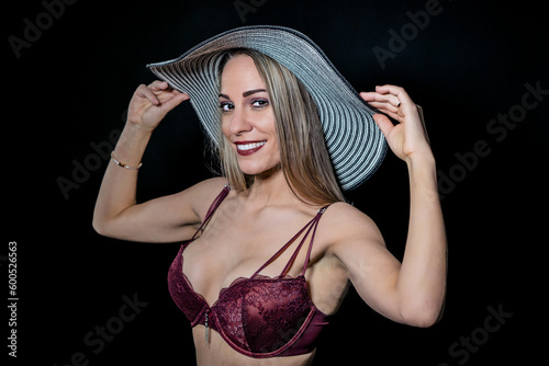 Sexy Frau in Unterwäsche mit einem Hut am posieren photo