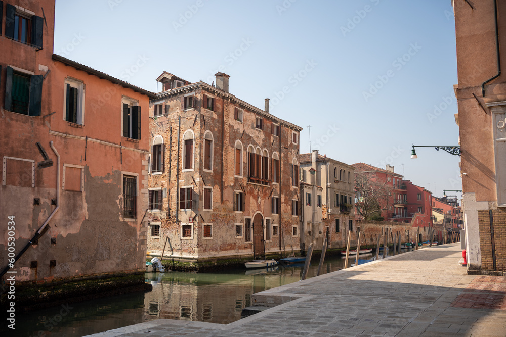 Ville de Venise et bateau sur les canaux