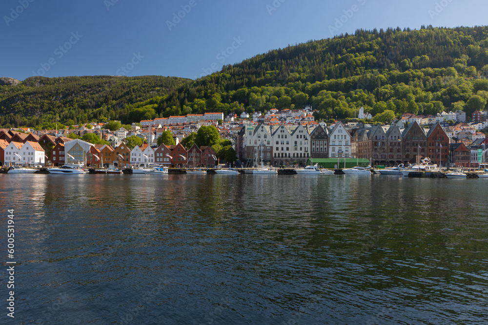 Traumhafte Hansestadt in wunderschöner Natur Kulisse, Hafen vvon Bergen mit historischen Hüseern.