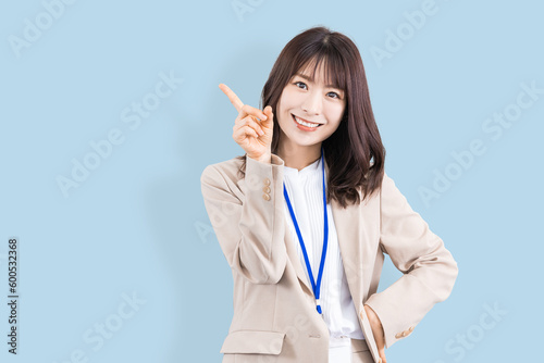 Slika na platnu 人差し指を立てて案内する日本人ビジネスウーマン