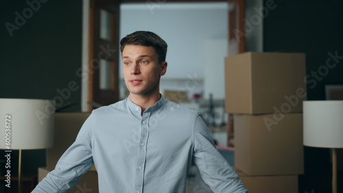 Foto Exhausted man relationship crisis experiencing after scandal in room close up